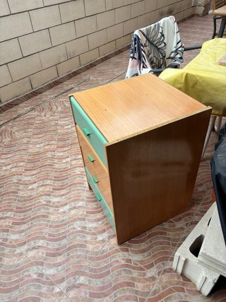 Mesita cajonera de madera