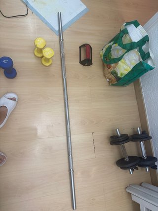 Barra y mancuernas con discos
