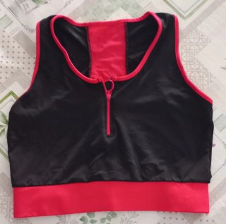 Top deportivo cremallera frontal negro y rojo