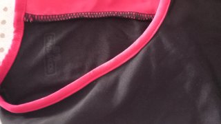Top deportivo cremallera frontal negro y rojo