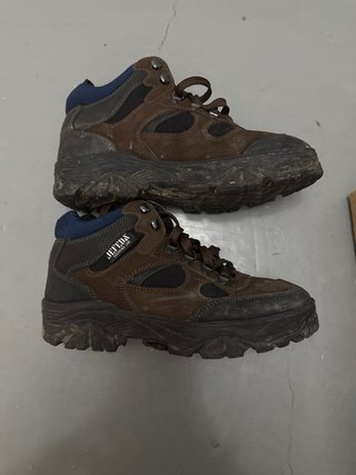 Botas de montaña marrones