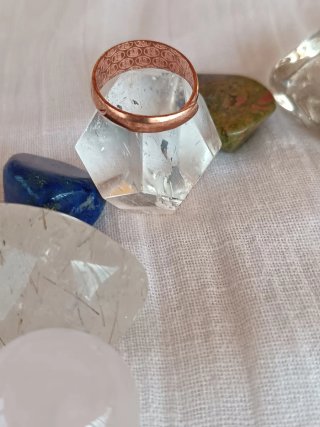 Anillo de puro cobre ajustable flores talladas