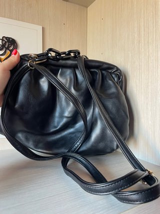 Bolso negro con cadena