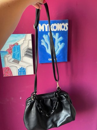 Bolso negro con cadena