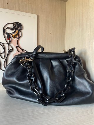 Bolso negro con cadena