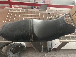 Asiento de moto negro