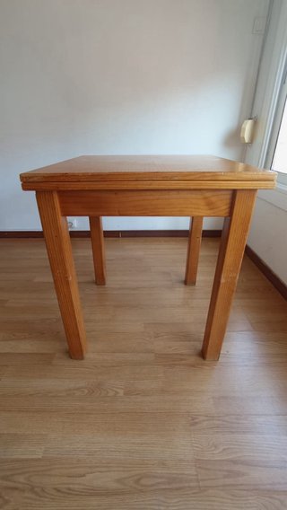 Mesa de comedor de madera