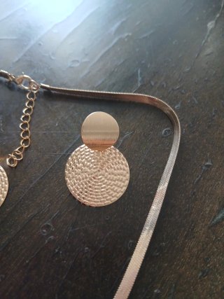 Conjunto collar y pendientes dorados