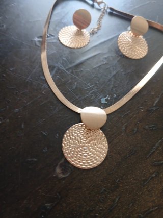 Conjunto collar y pendientes dorados