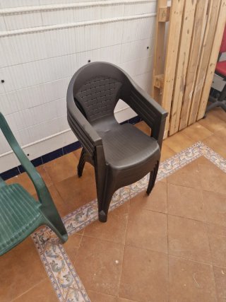 Sillas de jardín marrones de plástico (apilables)