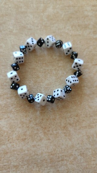 Pendientes y pulsera de dados