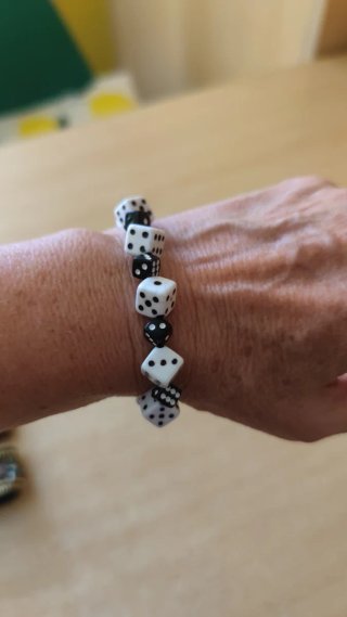 Pendientes y pulsera de dados