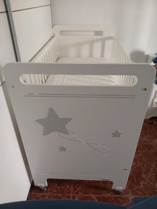 Cuna de bebé blanca con ruedas