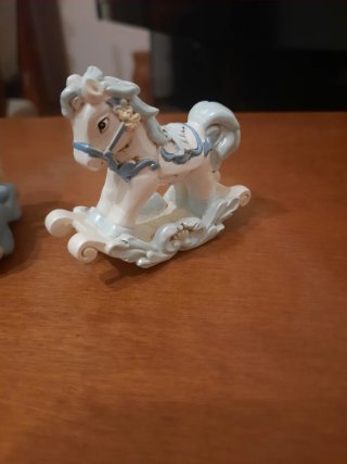Titti in auto e cavalluccio a dondolo