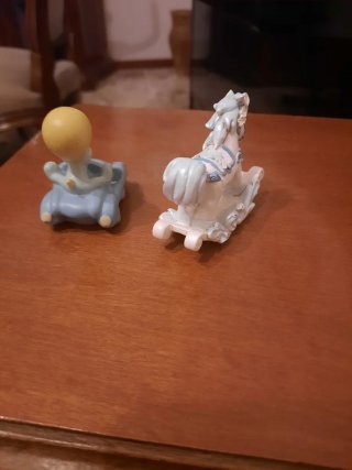 Titti in auto e cavalluccio a dondolo