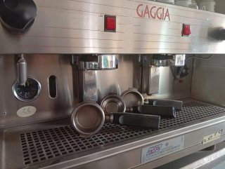 Cafetera Gaggia Profesional Roja y Plateada