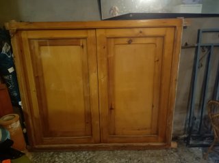 Mueble de madera con puertas