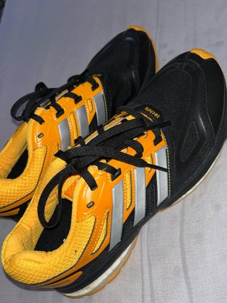 Zapatillas Adidas Negras y Amarillas
