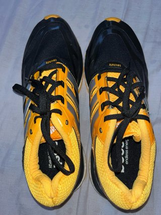 Zapatillas Adidas Negras y Amarillas