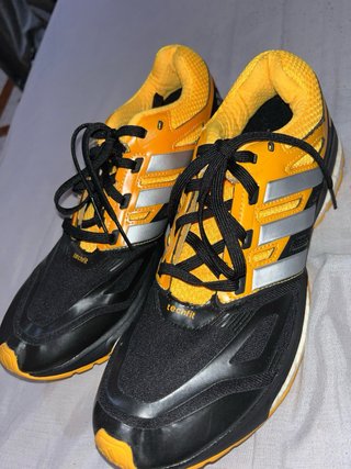 Zapatillas Adidas Negras y Amarillas