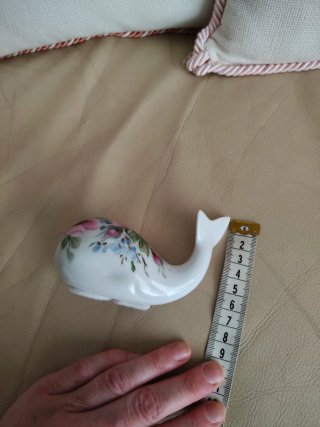 Balena in porcellana dipinta a mano anni '80