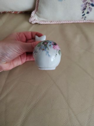 Balena in porcellana dipinta a mano anni '80