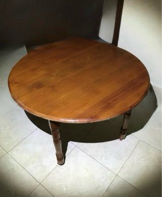Mesa redonda de madera