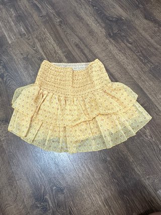 Falda corta amarilla con estampado