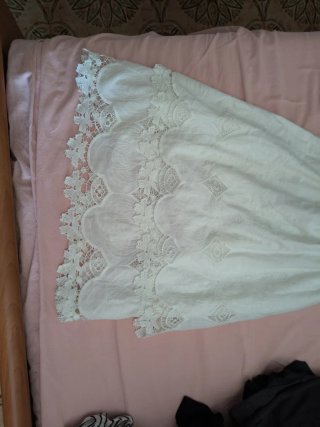 Abito bianco decorato con pizzi e merletti