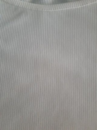 Camiseta volantes en  hombros color blanco marfil.