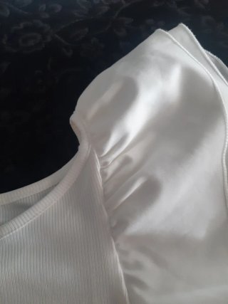Camiseta volantes en  hombros color blanco marfil.