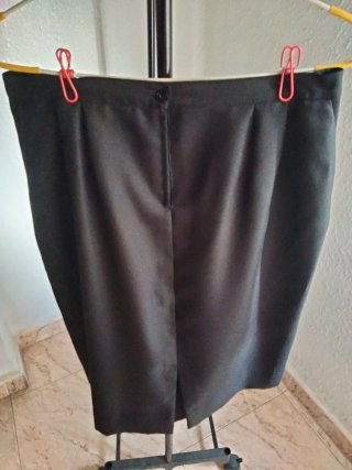Falda negra con bolsillos