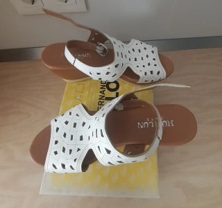 Sandalias cuña blancas y marrones