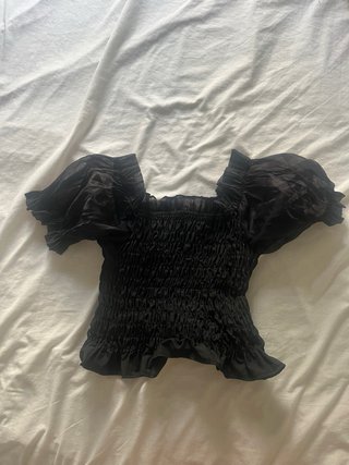 Blusa negra fruncida hombros descubiertos