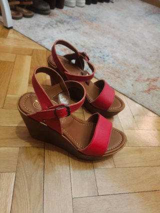 Sandalias de cuña rojas de cuero