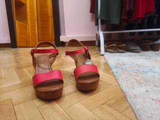 Sandalias de cuña rojas de cuero