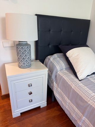 Cama individual completa: cabecero, mesilla y lámp