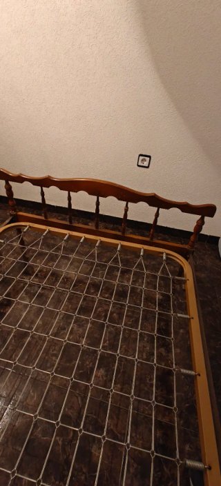 Cama de madera con somier metálico