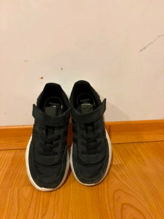 Zapatillas Adidas Negras y Blancas