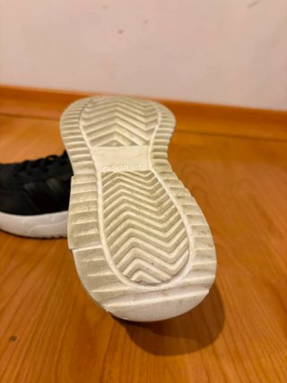 Zapatillas Adidas Negras y Blancas