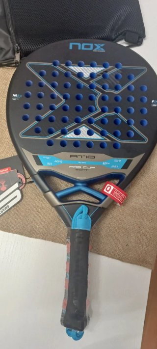 Pala Padel Nox AT10 Pro Cup Soft Negra/Azul