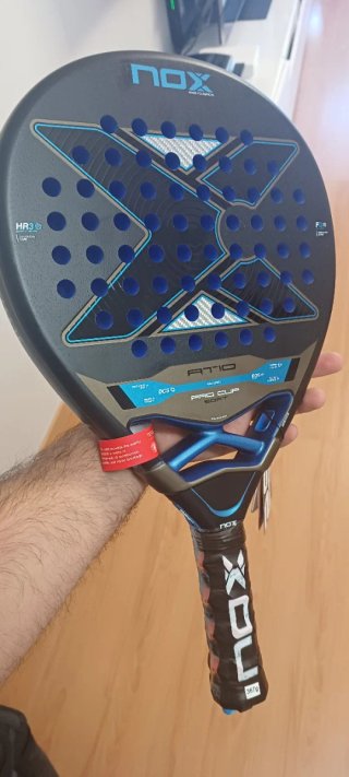 Pala Padel Nox AT10 Pro Cup Soft Negra/Azul