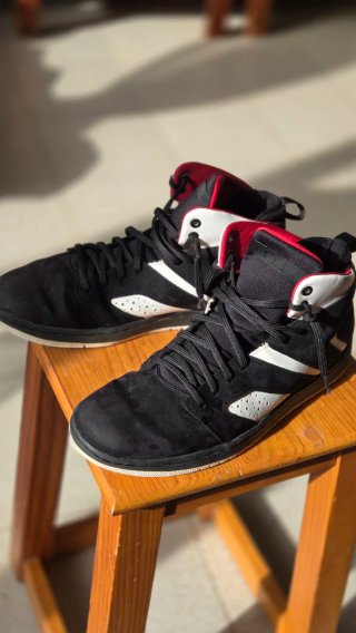 Zapatillas Baloncesto Caña Alta Negras Rojas