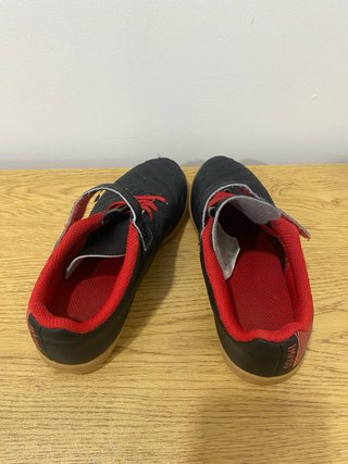 Ténis Futsal Preto e Vermelho Tamanho 32