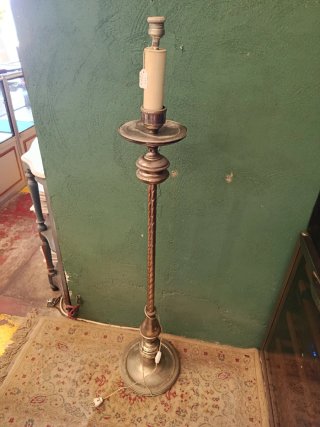 LÁMPARA DE PIE METÁLICA ESTILO CLÁSICO