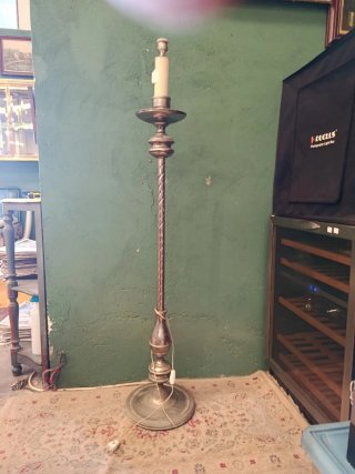 LÁMPARA DE PIE METÁLICA ESTILO CLÁSICO