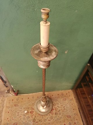 LÁMPARA DE PIE METÁLICA ESTILO CLÁSICO