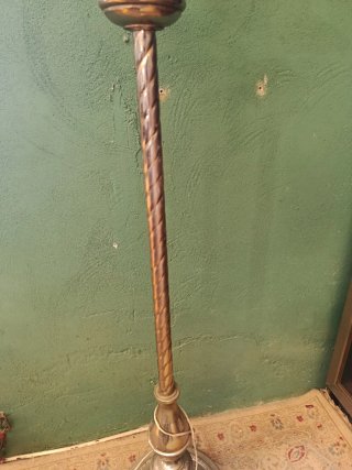LÁMPARA DE PIE METÁLICA ESTILO CLÁSICO