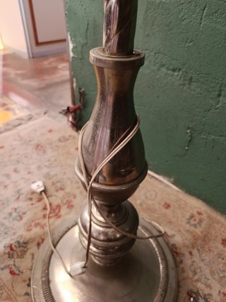 LÁMPARA DE PIE METÁLICA ESTILO CLÁSICO