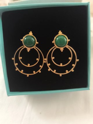 Pendientes dorados con piedra verde